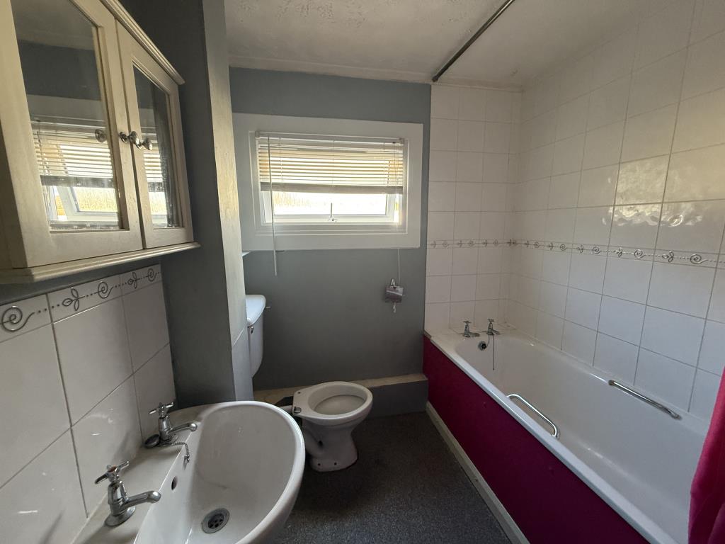 Lot: 35 - HOUSE IN NEED OF IMPROVEMENT - Bathroom in House in Need of Improvement